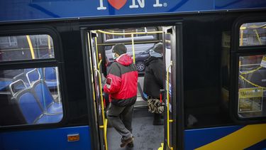 Pasajeros lucen m&aacute;scaras y otra protecci&oacute;n en un autob&uacute;s de transporte p&uacute;blico en la ciudad de Nueva York, que opera sin cobro, el viernes, 24 de abril del 2020.&nbsp;