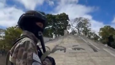 Funcionario la DGCIM, cuerpo adscrito a la fuerza armada, custodia las calles aledañas al Palacio de Miraflores en Caracas, en enero de 2025