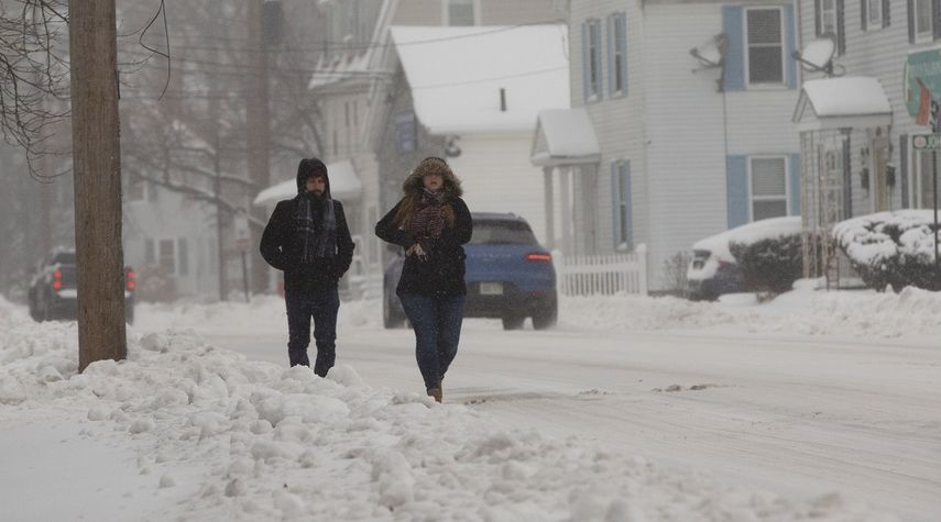 Al menos&nbsp;tres&nbsp;personas han&nbsp;muerto&nbsp;este fin de semana y más de un&nbsp;millar&nbsp;de&nbsp;vuelos fueron&nbsp;cancelados&nbsp; en&nbsp;EEUU por la tormenta Harper.&nbsp;