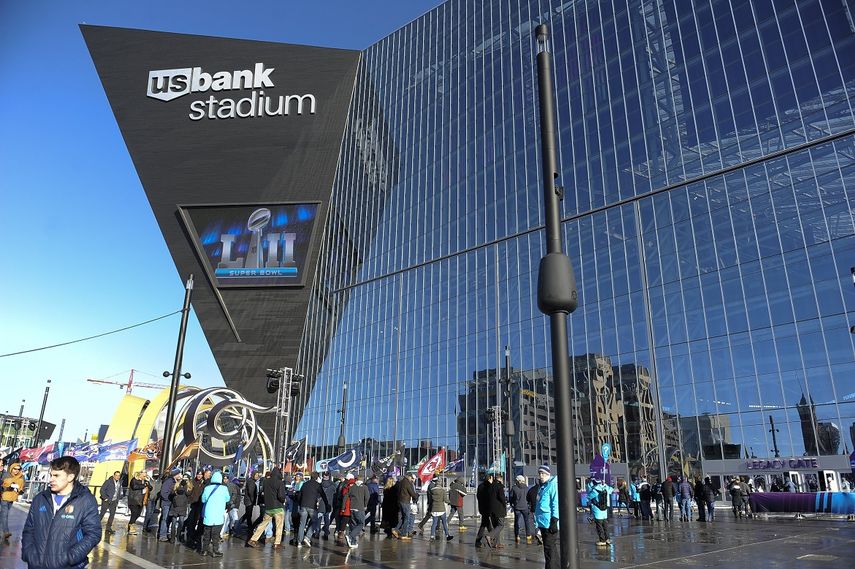 Seguidores de Eagles y Patriots entran al&nbsp;US Bank Stadium, en Minneapolis, Minnesota.