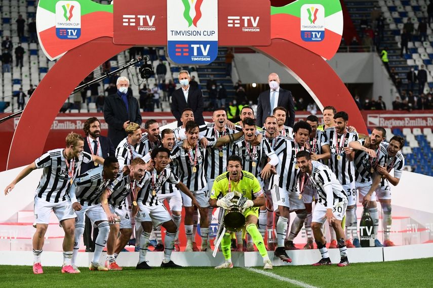 El portero italiano de la Juventus, Gianluigi Buffon, sostiene el trofeo del ganador mientras los jugadores de la Juventus celebran ganar la final del partido de fútbol de la Copa de Italia (Coppa Italia) Atalanta vs Juventus el 19 de mayo de 2021 &nbsp;