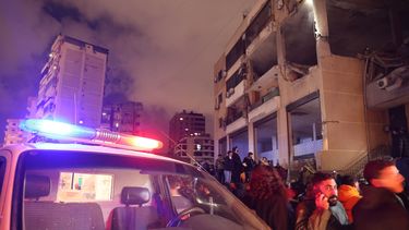 La gente se reúne en el lugar de un ataque, según los medios libaneses, fue un ataque israelí contra una oficina de Hamas, en el suburbio sur de Beirut el 2 de enero de 2024. &nbsp;