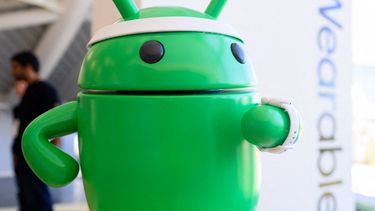 Una figura de androide usa un reloj de Google durante el evento Made By Google en el campus Bay View de Google en Mountain View, California.