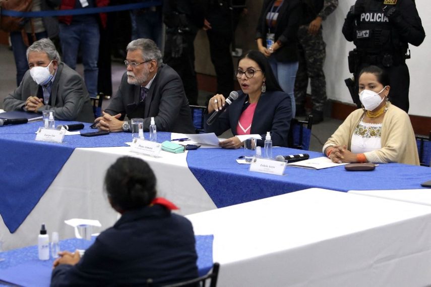 La Presidenta del Consejo Nacional Electoral (CNE), Diana Atamaint (C), da la resolución del conteo de votos en varias provincias, durante el encuentro entre el candidato presidencial Guillermo Lasso y su competidor Yaku Pérez, en Quito, el 12 de febrero. , 2021. El exbanquero de derecha Guillermo Lasso y el líder indígena de izquierda Yaku Pérez, que compiten por el segundo lugar en la segunda vuelta de las elecciones presidenciales de Ecuador, acordaron el 12 de febrero en el Consejo Electoral solicitar un recuento de votos para gobernar. un supuesto fraude en la primera ronda.
