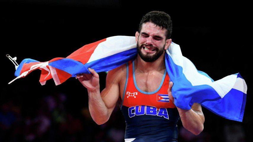 El cubano Luis Orta Sánchez celebra su triunfo ante el japonés Kenichiro Fumita durante la final de lucha grecorromana masculina de 60 kg en los Juegos Olímpicos de Verano 2020, en Chiba, Japón, el lunes 2 de agosto del 2021.