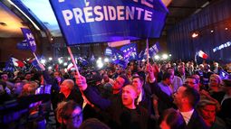 Los partidarios del candidato presidencial francés Marine Le Pen celebran después de los resultados de la primera vuelta de las elecciones