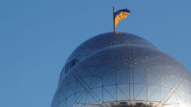 La bandera de Ucrania ondea en la cima del Atomium, durante un evento de recaudación de fondos para Ucrania, en Bruselas.