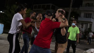 Un oficial de policía vestido de civil detiene a un manifestante durante una protesta que pide el restablecimiento del servicio eléctrico después de seis días de apagones debido a la devastación del huracán Ian en La Habana, Cuba, el sábado 1 de octubre de 2022.&nbsp;