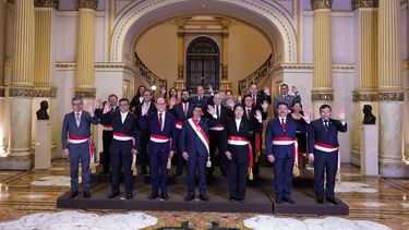 El presidente de Perú, Pedro Castillo, con su nuevo Ejecutivo