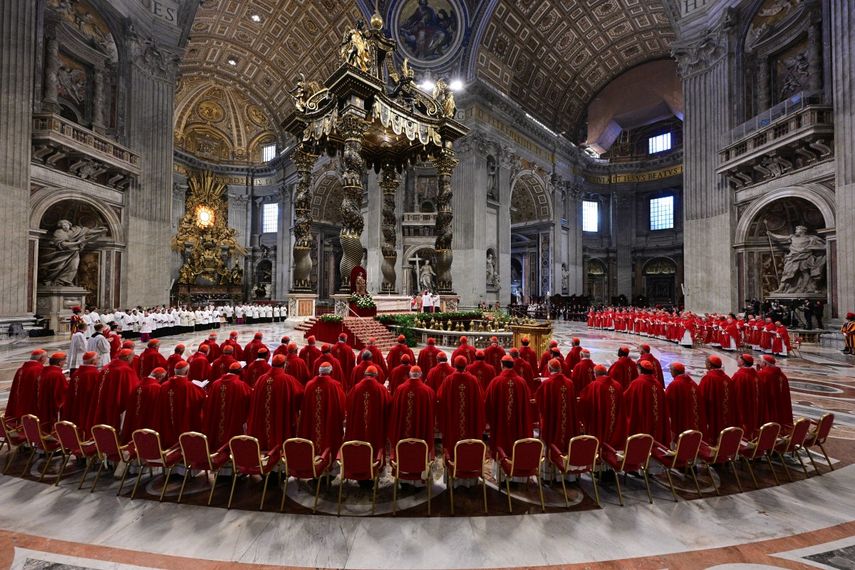 Cardenales asisten a una misa en la Basílica de San Pedro en el Vaticano, el 30 de abril de 2025, a una semana del cónclave dónde se elegirá al nuevo Papa y Obispo de Roma
