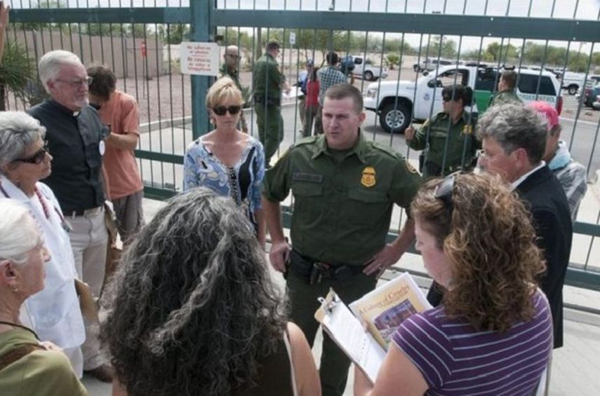 Imagen referencial no relacionada con la noticia en la que se ve a Miembros de la Red de Acción Fronteriza junto a un funcionario de EEUU. (EFE / Archivo)