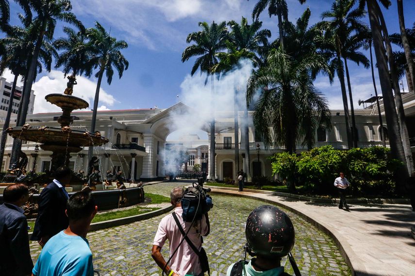 Decenas de partidarios del Gobierno llegaron a las inmediaciones del Parlamento por la mañana y lanzaron en la zona varios artefactos pirotécnicos