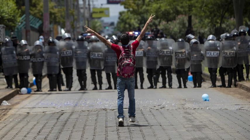 Un joven se enfrenta a la Policía e Managua durante una marcha denominada Rescatando La Patria contra el régimen de Daniel Ortega.
