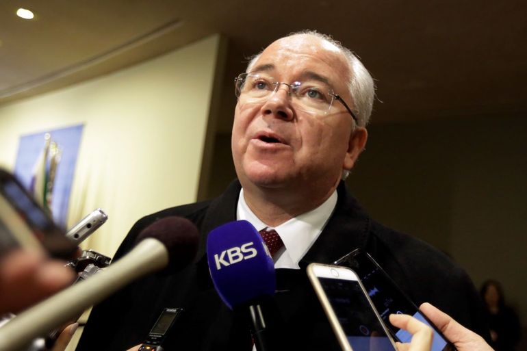 Rafael Ramírez, embajador de Venezuela ante la ONU, habla con la prensa a su llegada para consultas con el Consejo de Seguridad de la ONU. 
