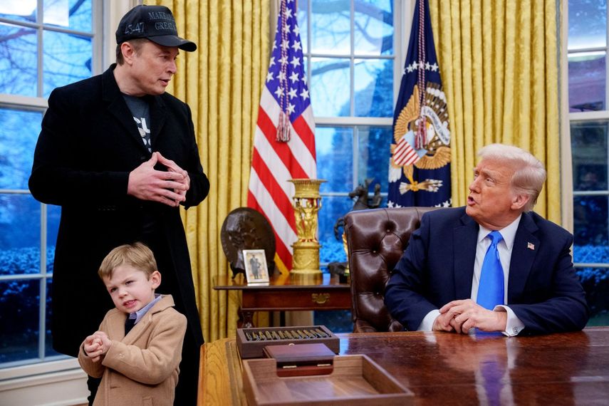 El presidente de Estados Unidos Donald J. Trump habla con Elon Musk en la Oficina Oval durante un encuentro con la prensa.