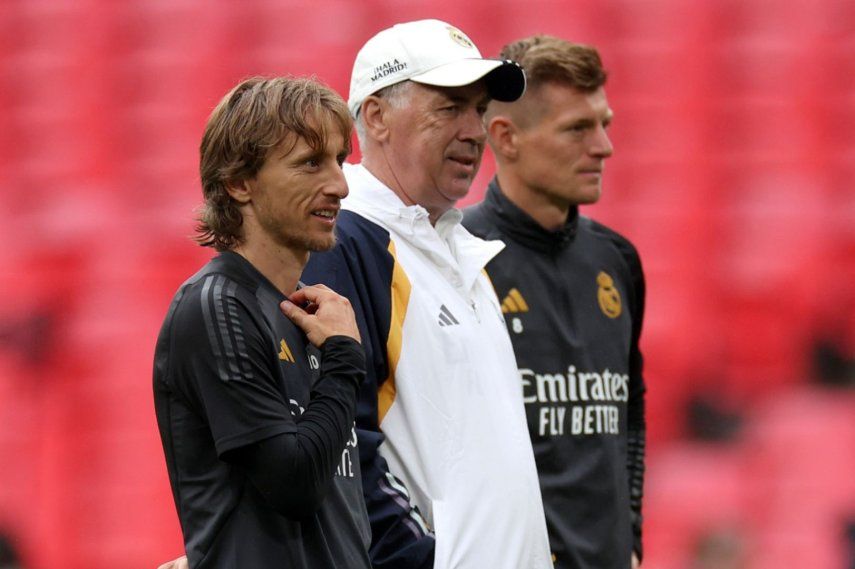 Luka Modric, junto al técnico del Real Madrid Carlo Ancelotti y Toni Kroos parados durante una sesión de entrenamiento antes de la final de la Liga de Campeones el viernes 31 de mayo del 2024. Luka Modric, junto al técnico del Real Madrid Carlo Ancelotti y Toni Kroos parados durante una sesión de entrenamiento antes de la final de la Liga de Campeones el viernes 31 de mayo del 2024.