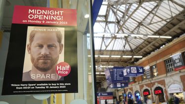 Un póster anuncia la apertura a la medianoche de una tienda para vender el nuevo libro del príncipe Enrique, titulado Spare, en Londres. 