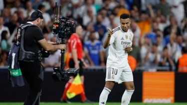 El delantero francés del Real Madrid, Kylian Mbappé, celebra el tercer gol de su equipo durante el partido de la liga española entre su club y el Villarreal CF en el estadio Santiago Bernabéu de Madrid, el 4 de octubre de 2025.&nbsp;