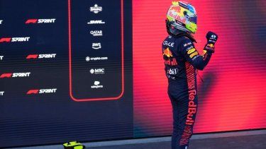 El mexicano Sergio Pérez, de la escudería Red Bull, celebra tras ganar la carrera sprint en el Gran Premio de Azerbaiyán en Bakú, el sábado 29 de abril del 2023.&nbsp;