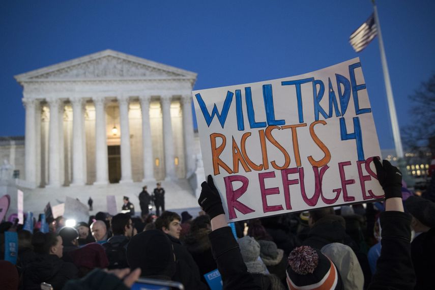 Personas junto con integrantes del Senado y la Cámara de EEUU participan en una manifestación en oposición a la prohibición de inmigración del presidente &nbsp;Donald&nbsp;Trump, en frente de la Corte Suprema en Washington.