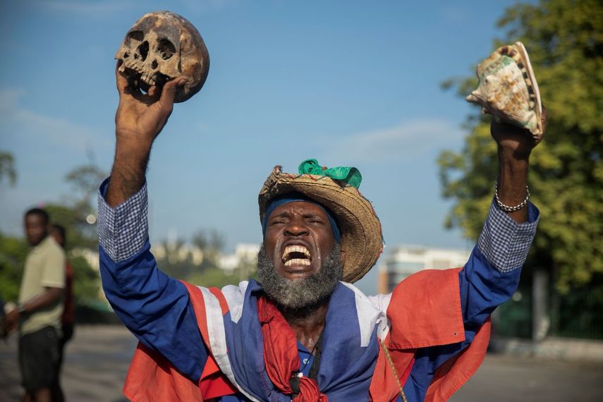 Un manifestante que sostiene una calavera y una concha de mar exige a gritos la renuncia del primer ministro haitiano Ariel Henry, el lunes 17 de octubre de 2022, en Puerto Príncipe, Haití.