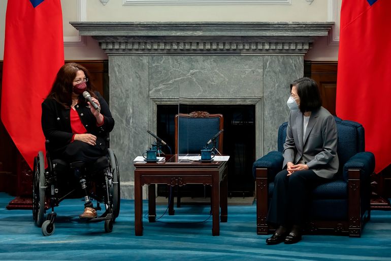En esta foto distribuida por la Presidencia de Taiwán, la senadora estadounidense Tammy Duckworth, izquierda, conversa con la presidenta Tsai Ing-wen en la oficina presidencial en Taipei, Taiwán, 