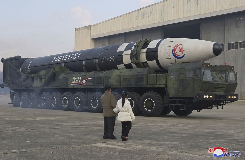 Foto proporcionada el 19 de noviembre de 2022 por el gobierno de Corea del Norte del líder de Corea del Norte Kim Jong Un, izquierda, y su hija mientras inspeccionan lo que dice ser un misil balístico intercontinental Hwasong-17 en el aeropuerto internacional en Pyongyang, en Pyongyang, Corea del Norte, el viernes 18 de noviembre de 2022. 