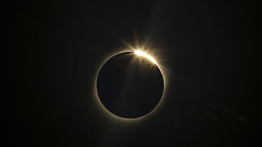 La luna bloquea el sol durante un eclipse solar total en La Higuera, Chile.