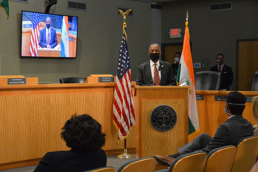 Secretario Ben Carson habla en el sal&oacute;n de actos del ayuntamiento de Miami.