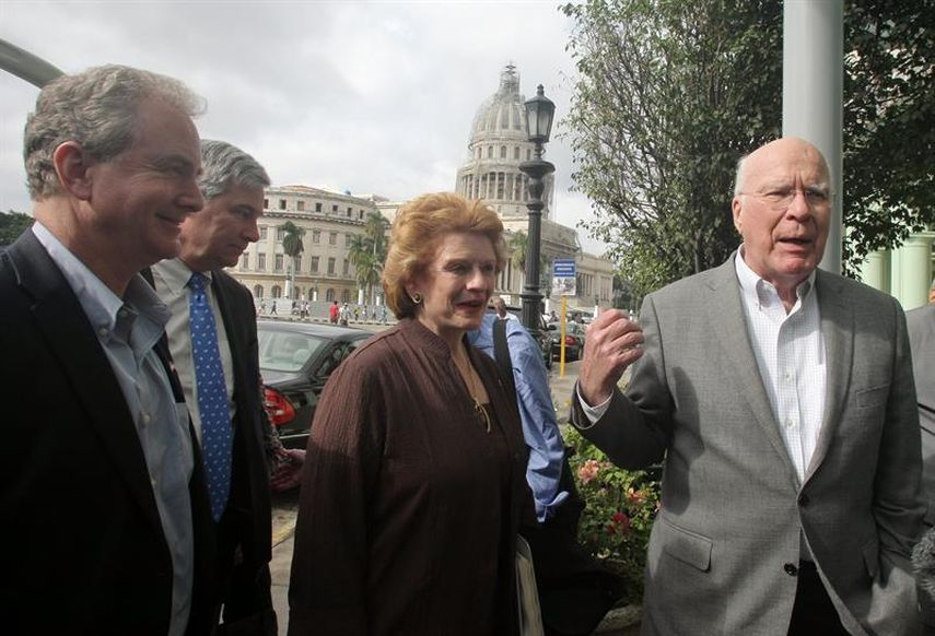El senador demócrata Patrick Leahy por Vermont (d), junto a los representantes Debbie Stabenow por Michigan (2-d), Chris Van Hollen por Maryland (i) y Sheldon Whitehouse por Rhode Island (2-i), llegan el sábado 17 de enero a un hotel en La Habana. EFE
