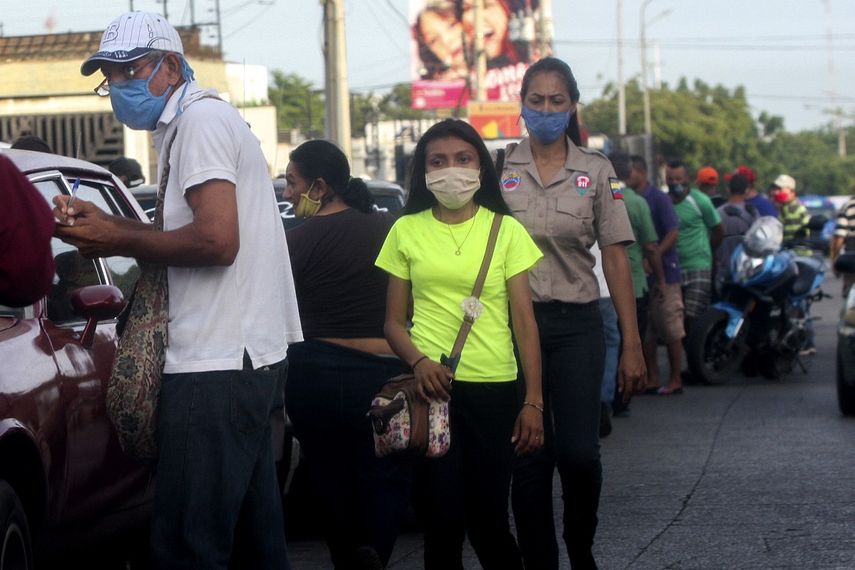 Las personas usan m&aacute;scaras faciales mientras caminan por una calle de Maracaibo, estado de Zulia, Venezuela, el 2 de julio de 2020, en medio de la pandemia del coronavirus COVID-19.&nbsp;