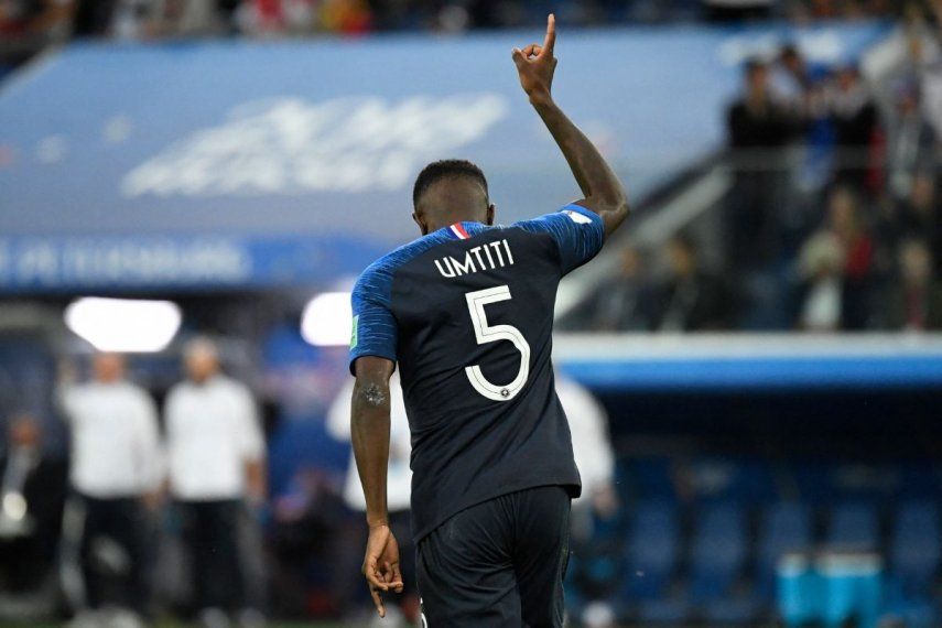 El defensa francés Samuel Umtiti celebra el primer gol durante la semifinal del Mundial de Rusia 2018 entre Francia y Bélgica en el Estadio de San Petersburgo, San Petersburgo, el 10 de julio de 2018. El defensa y exinternacional francés Samuel Umtiti, quien ha estado sin club desde que dejó el Lille este verano, anunció en Instagram el 15 de septiembre de 2025 que pondría fin a su carrera a los 31 años. 