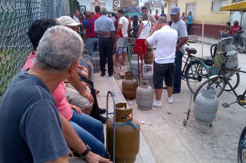 Un grupo de cubanos hacen cola para comprar gas licuado en La Habana.&nbsp;