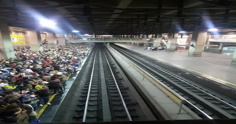Estación Plaza Venezuela, a la hora pico.