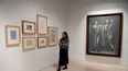 Un visitante camina cerca de una pintura al óleo y carboncillo titulada Las Tres Gracias (París, 1923) durante la inauguración oficial de la exposición Pablo Picasso: estructuras de invención, la unidad de la obra de una vida en el Museo Picasso de Málaga, el 18 de marzo de 2024. &nbsp;