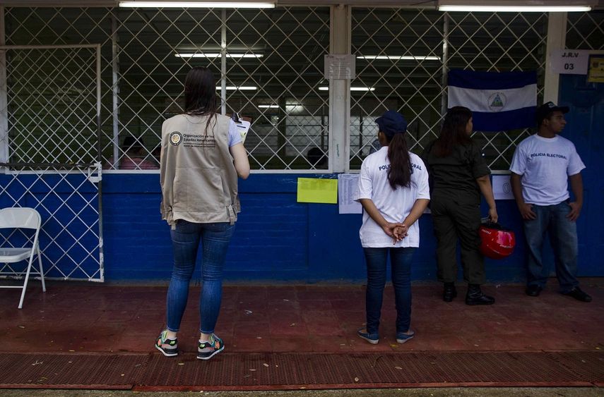Un miembro de la misión de Organización de Estados Americanos (OEA) observa el proceso de votación este domingo 5 de noviembre de 2017, en un puesto electoral de Managua, Nicaragua.&nbsp;