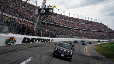 El presidente de Estados Unidos, Donald Trump, viaja en la limusina presidencial durante una vuelta de control antes del inicio de la carrera Daytona 500 Nascar en el Daytona International Speedway en Daytona Beach, Florida, el 16 de febrero de 2025.&nbsp;