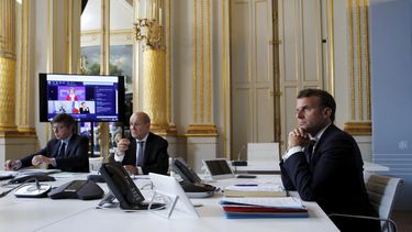 El presidente franc&eacute;s Emmanuel Macron (d) y el ministro de relaciones exteriores franc&eacute;s Jean-Yves le Drian (cent) en una videoconferencia sobre el coronavirus en el Palacio de los El&iacute;seos en Par&iacute;s, el 4 de mayo del 2020.&nbsp;