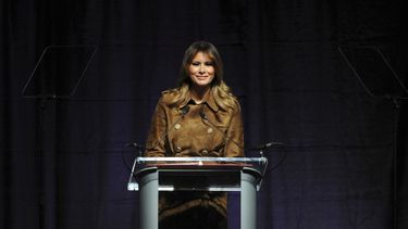 La primera dama de Estados Unidos, Melania Trump, habla en la Cumbre Juvenil sobre Conciencia de los Opioides en Baltimore, el martes 26 de noviembre de 2019, en Catonsville, Maryland.&nbsp;