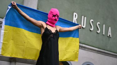 Una integrante del grupo activista Pussy Riot sostiene una bandera ucraniana durante una protesta contra la participación de Rusia en la Bienal de Venecia, frente al pabellón ruso, el 6 de mayo de 2026 en Venecia.