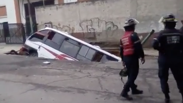 Captura de pantalla de un video publicado en Twitter donde se ve el colapso de una calle en Venezuela.