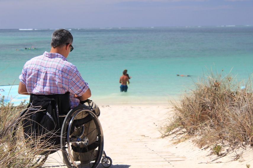 Un hombre en silla de rueda disfruta de la playa