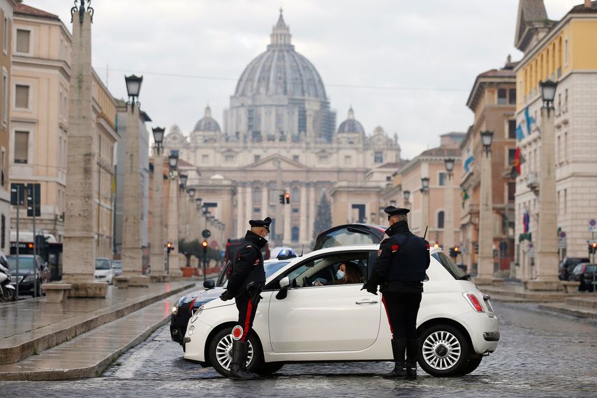 Policías de Italia revisan vehículos delante de la Basílica de San Pedro en El Vaticano el jueves, 24 de diciembre del 2020.