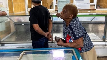 Los clientes esperan productos en el supermercado La Puntilla, donde los cubanos tienen que pagar en Moneda Libremente Convertible (MLC), en La Habana el 25 de marzo de 2025.