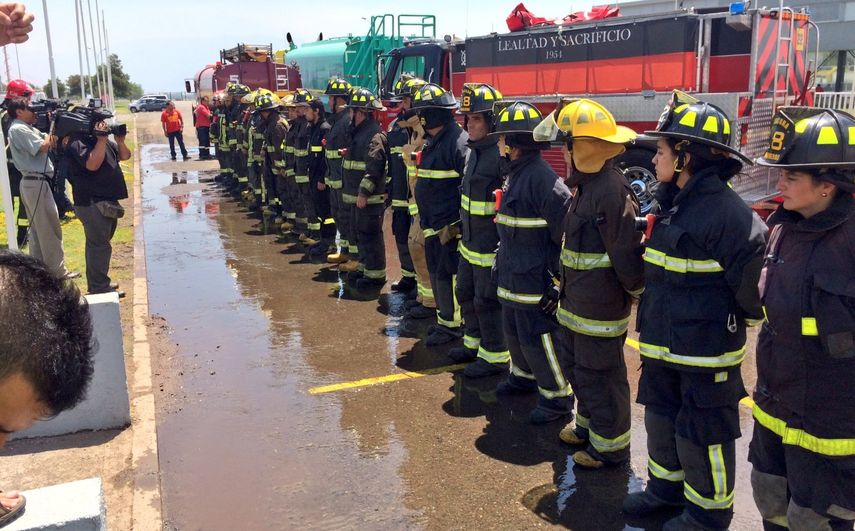 Personal de #bomberosdechile&nbsp;apostado en el Aeropuerto de Santiago rinde un minuto de silencio por el primer mártir en los incendios forestales.