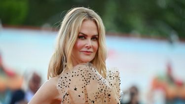 La actriz australiana Nicole Kidman posa en la alfombra roja de la proyección en el Festival de Venecia del filme Babygirl