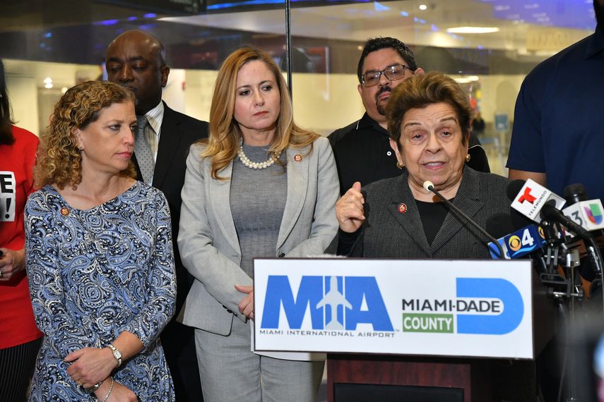 La congresista&nbsp;Donna Shalala habla a la prensa, junto a las representantes&nbsp;Debbie Wasserman Schultz y&nbsp;Debbie Mucarsel-Powell.&nbsp;