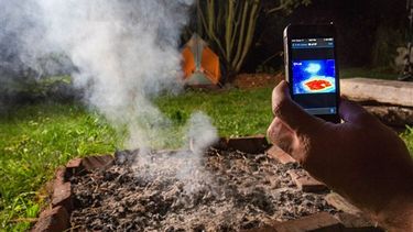 Imagen sin fecha de Flir donde se ve la cámara infrarroja Flir One, que muestra en las pantallas de los iPhone donde algo está caliente. (Foto: AP)