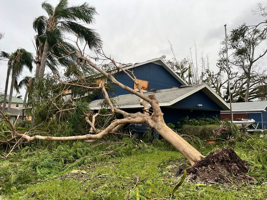 Debido a los fuertes vientos originados por el meteoro, el sistema eléctrico se encontraba interrumpido en gran parte de la localidad.