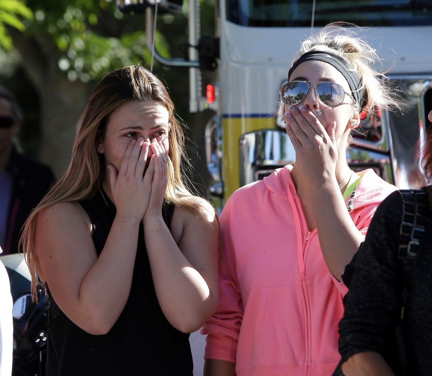 Dos amigas de una de las víctimas del tiroteo en un bar lloran su pérdida tras el tiroteo en Thousand Oaks, California.